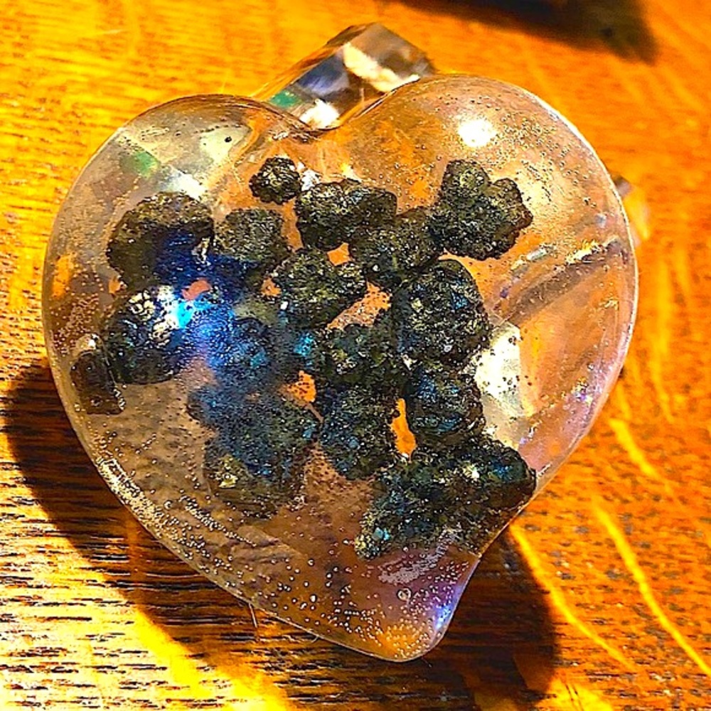 PYRITE NATURAL CHUNKS IN CLEAR RESIN HEART SHAPE NEW HEALING STONE - Picture 6 of 8